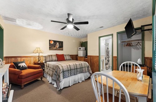 Wiley Hotel | #6 Waterfall Retreat Private Room-Shared Decking/Fire Pits-No Pets