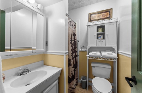 Wiley Hotel | #6 Waterfall Retreat Private Room-Shared Decking/Fire Pits-No Pets