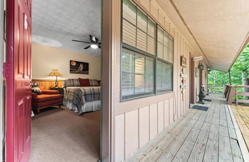 Wiley Hotel | #6 Waterfall Retreat Private Room-Shared Decking/Fire Pits-No Pets