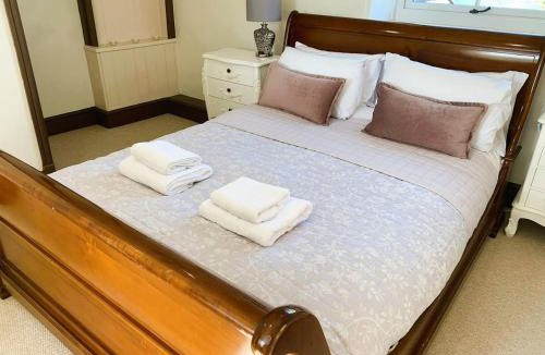 Hopton House | #60 Remarkable 15thCentury Cottage with Lake Views