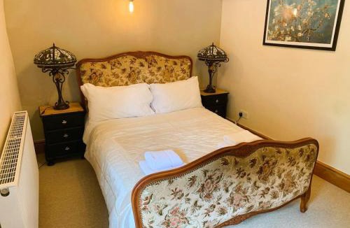 Hopton House | #60 Remarkable 15thCentury Cottage with Lake Views