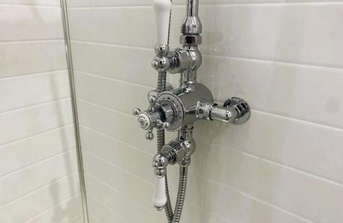 Hopton House | #60 Remarkable 15thCentury Cottage with Lake Views