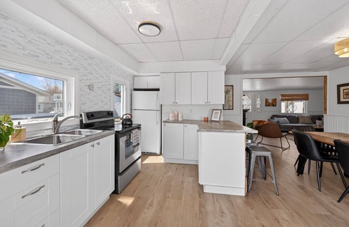 Turkey Point Cottage | 60 seconds to shore! Turkey Point family retreat.