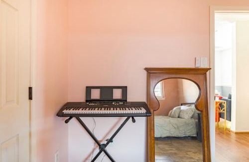 Woodlake - Briar Meadow House | 60s Charm Pool House with complimentary Wine