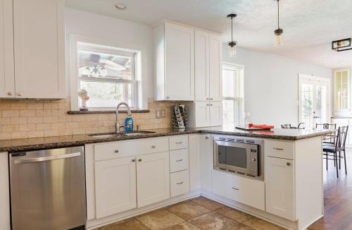 Woodlake - Briar Meadow House | 60s Charm Pool House with complimentary Wine