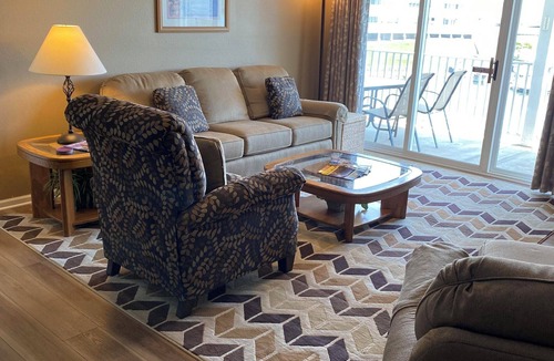 Osage Beach Condo | 611 Parkview Bay Beautiful 3 bedroom, 1st floor, Overlooks Pool, Lakefront