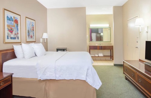 Statesboro Hotel | 616 Fair Rd