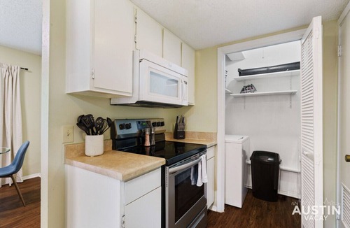 Highland Hills Apartment | 6203 Shadow Valley #B
