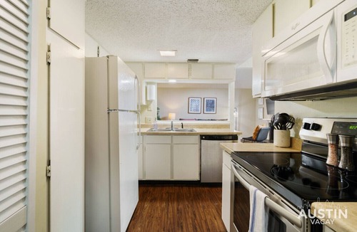 Highland Hills Apartment | 6203 Shadow Valley #B