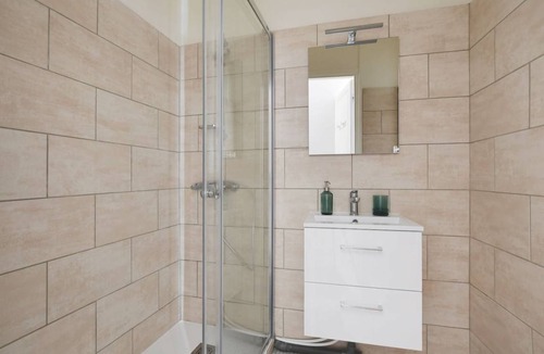 15th Arrondissement Resort | 65 m² Private room ∙ 1 bedroom ∙ 4 guests