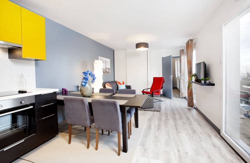Vitry-sur-Seine Apartment | 65 sqm Apartment with AC & Parking – Metro line 7