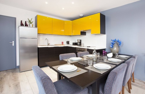 Vitry-sur-Seine Apartment | 65 sqm Apartment with AC & Parking – Metro line 7