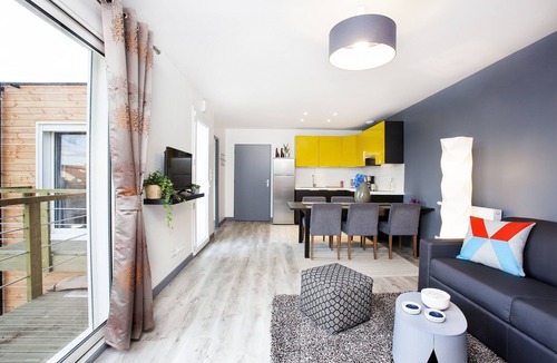 Vitry-sur-Seine Apartment | 65 sqm Apartment with AC & Parking – Metro line 7