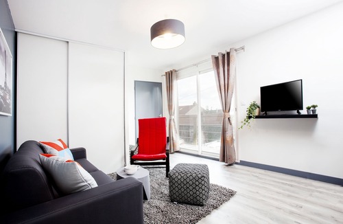 Vitry-sur-Seine Apartment | 65 sqm Apartment with Garden & AC – Metro 7