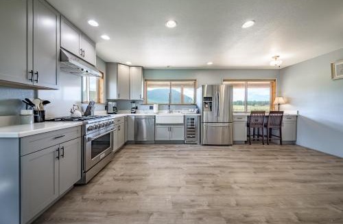 Baderville House | 6555 N Chambers Dr