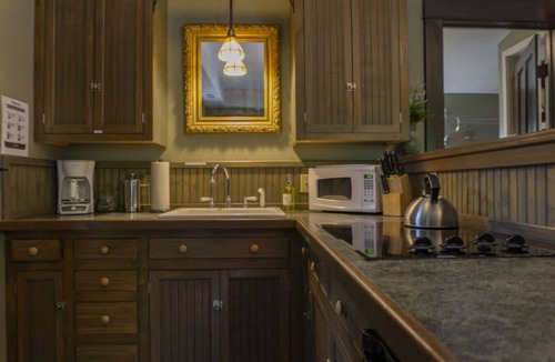 Eureka Springs Historic District Apartment | 66 Center - Carriage House