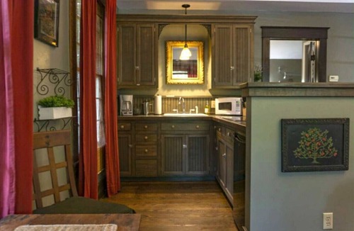 Eureka Springs Historic District Apartment | 66 Center - Carriage House