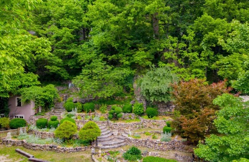 Eureka Springs Historic District Apartment | 66 Center - Carriage House