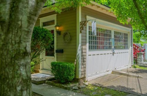 Eureka Springs Historic District Villa | 66 Center - Carriage House