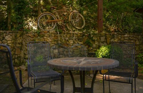 Eureka Springs Historic District Villa | 66 Center - Carriage House