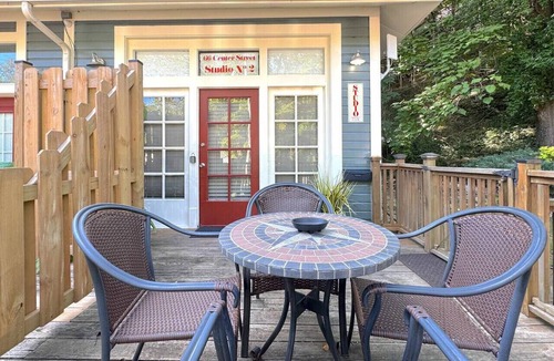 Eureka Springs Historic District Villa | 66 Center - The Studio