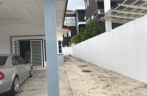 Durian Sebatang House | 66 Semi-D Homestay