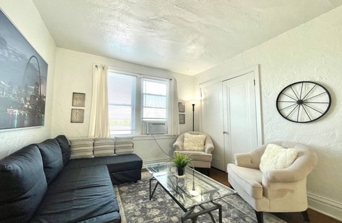 St. Louis Apartment | 6653 2S | Jewel of Central St. Louis
