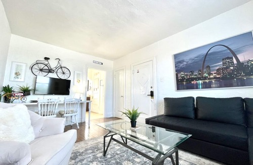 St. Louis Apartment | 6653 2S | Jewel of Central St. Louis