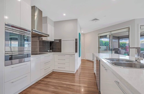 Moama House | 6A Blair St - Echuca Holiday Homes