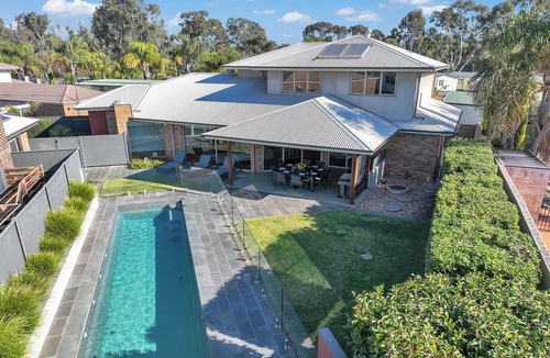 Moama House | 6A Blair St - Echuca Holiday Homes