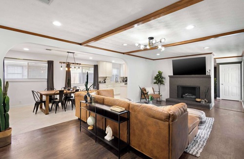 Richardson House | 6BD/3.5BA Modern Rustic Retreat | Yard, Pool & BBQ