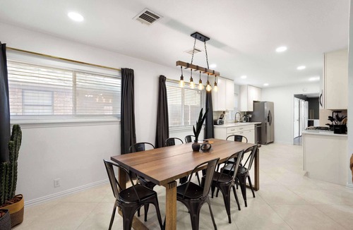 Richardson House | 6BD/3.5BA Modern Rustic Retreat | Yard, Pool & BBQ