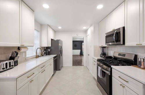 Richardson House | 6BD/3.5BA Modern Rustic Retreat | Yard, Pool & BBQ