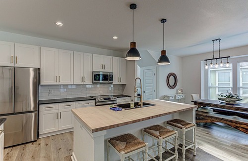 Cottonwood Shores House | 6BD Retreat for 14 Fire Pit | Patio | Lake Access