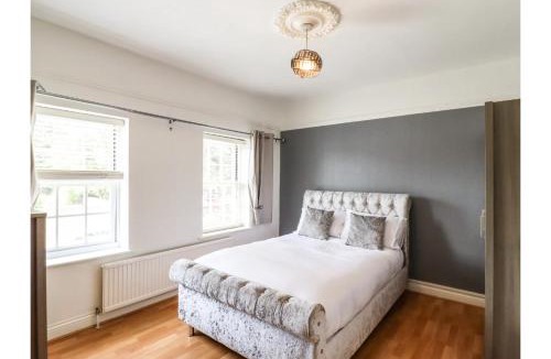 Canvey Island Apartment | 6BD Vacation Home with Indoor Pool