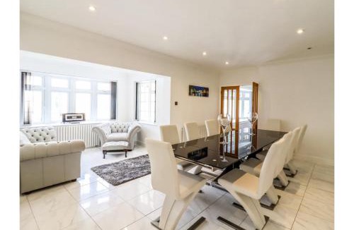 Canvey Island Apartment | 6BD Vacation Home with Indoor Pool