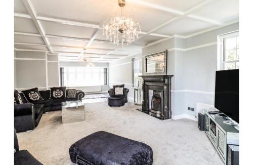 Canvey Island Apartment | 6BD Vacation Home with Indoor Pool