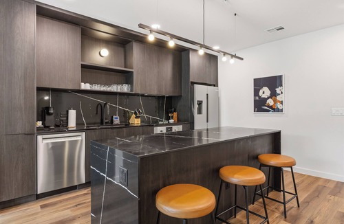 South Lamar Hotel | 6BDR, Brand New Hotel w/Pool + Rooftop | The Code by AvantStay