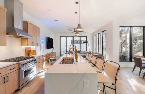Bouldin Cottage | 6bdr Luxe Pool Retreat City Views, Ping Pong, Foosball, Guest House Henley