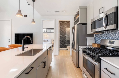 Bouldin Cottage | 6bdr Luxe Pool Retreat City Views, Ping Pong, Foosball, Guest House Henley