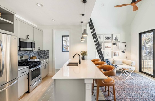Bouldin Cottage | 6bdr Luxe Pool Retreat City Views, Ping Pong, Foosball, Guest House Henley