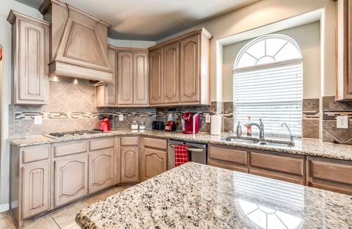 South Arlington House | 6Bdrm 4Bth Pool 3 king sleeps 20