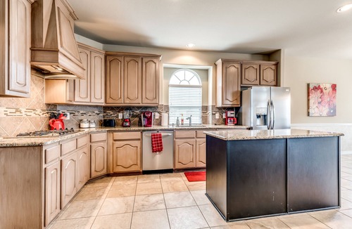 South Arlington House | 6Bdrm 4Bth Pool 3 king sleeps 20