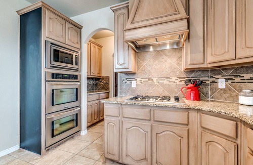 South Arlington House | 6Bdrm 4Bth Pool 3 king sleeps 20