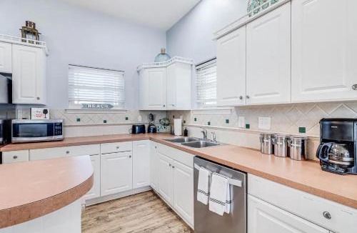 Sand Point House | 6BDRM Beach Home - Oceanviews - Recently Renovated - Shared Pool & HotTub