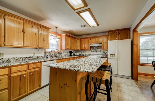 Kingston House | 6bdrm Walk to Beach or Marina! Swim, Fish, Launch!