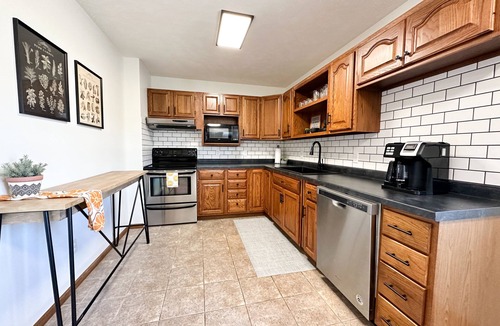 Kearney House | 6BR/2.5BA Home on Retreat-like Acreage