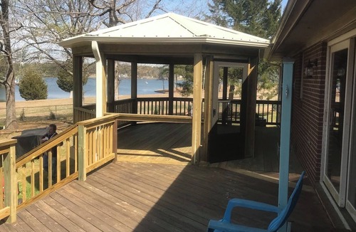 Henrico House | 6BR 3.5 BA Lakefront w/boathouse