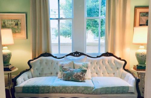 Mid-City House | 6BR 3 BA HUGE, Balcony, Cemetery, Streetcar sleeps 14!