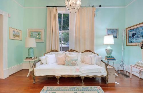 Mid-City House | 6BR 3 BA HUGE, Balcony, Cemetery, Streetcar sleeps 14!